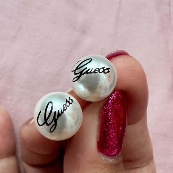 Vintage Guess Pearl earings - Picture 4 of 7